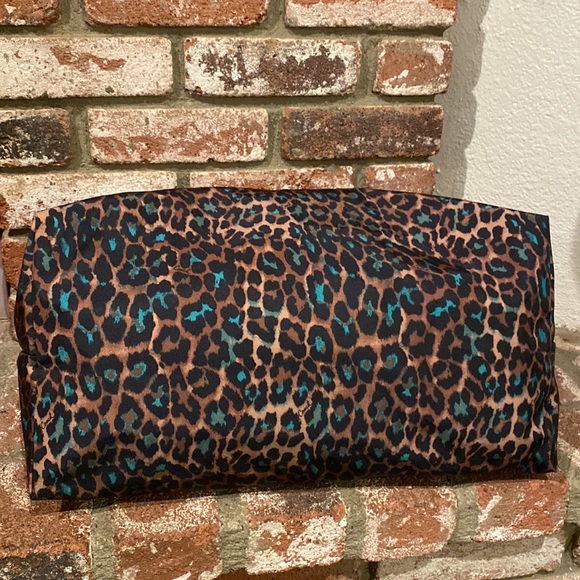 NWT Getaway OCELOT PRINT LRG WEEKENDER - Picture 8 of 8